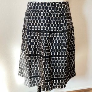 Ann Taylor Loft Black & White Pleated Skirt Sz 2P